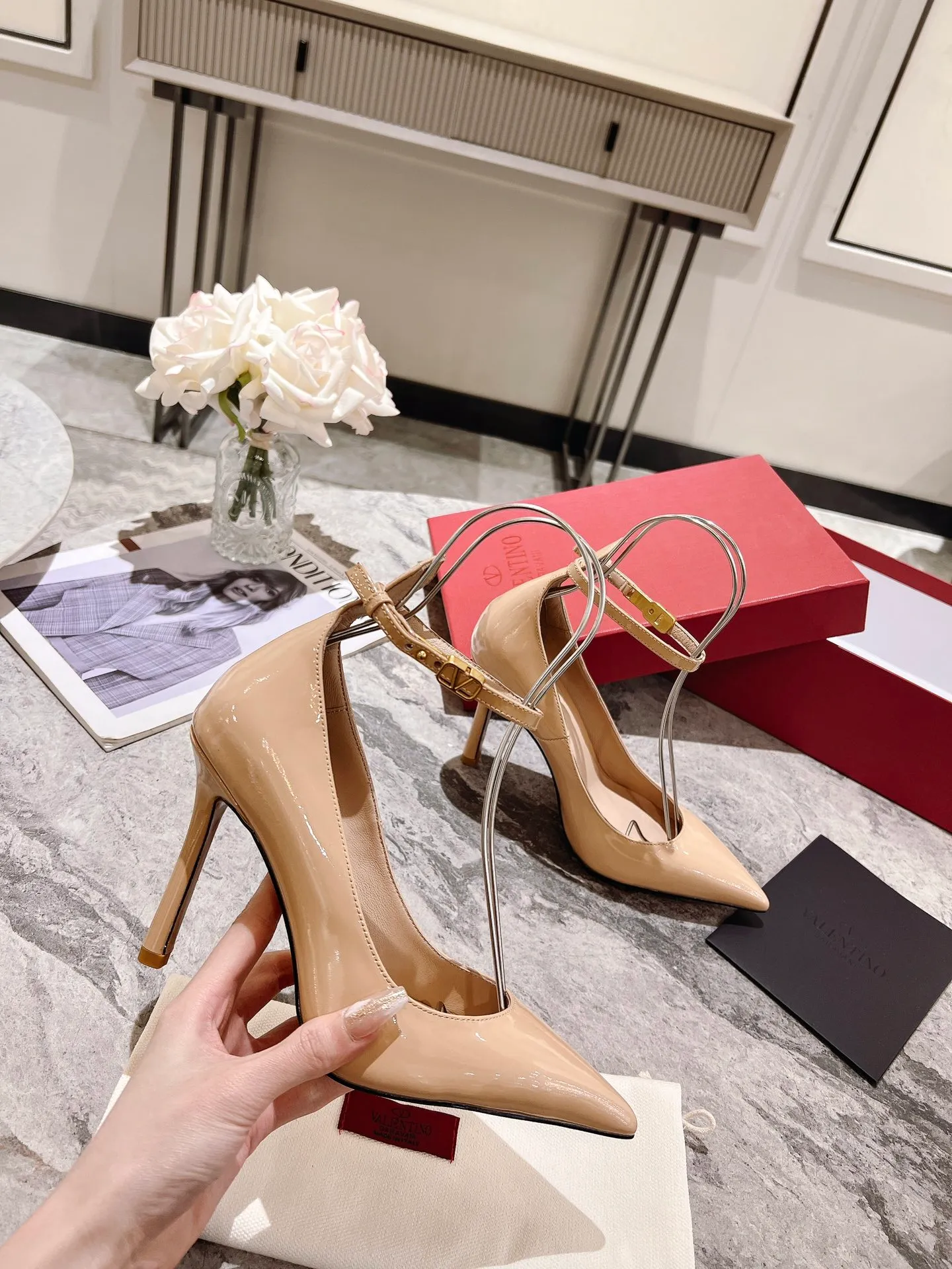 👟👟Ex-factory price 440👟👟 Genuine leather sole +40 Top version 𝑉𝐴𝐿𝐸𝑁𝑇𝐼𝑁𝑂 Valentino new spring and summer women's 6⃣️color patent leather shoes. Unique (small V-label buckle) hardware brings out a full sense of high-end, and the new season will live up to expectations! Worth buying ★ Qipi is absolutely high-grade ❥Original method, absolutely sensual ❥Elegant style, creating a different feeling, simple and elegant style!  Code number: 35-41 (34-42 customized) Fabric: Imported patent leather Lining: Sheepskin lining Heel height: 7cm-10cm2⃣️Various heel height options Leather outsole Rubber outsole